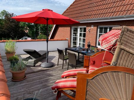 Dachterrasse mit Strandkorb und Liege